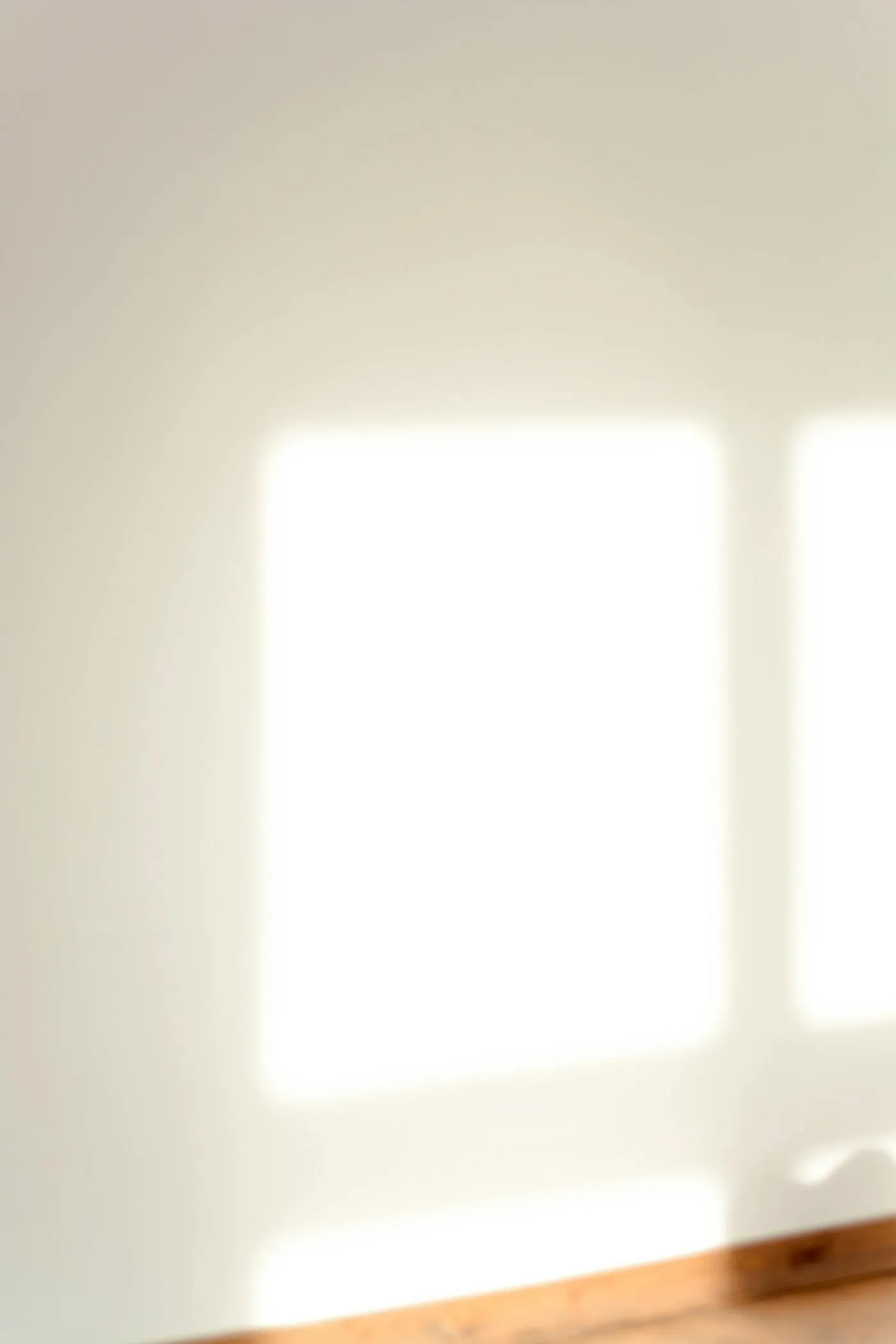 Luz natural sobre un muro vacío, patrón de sombras
